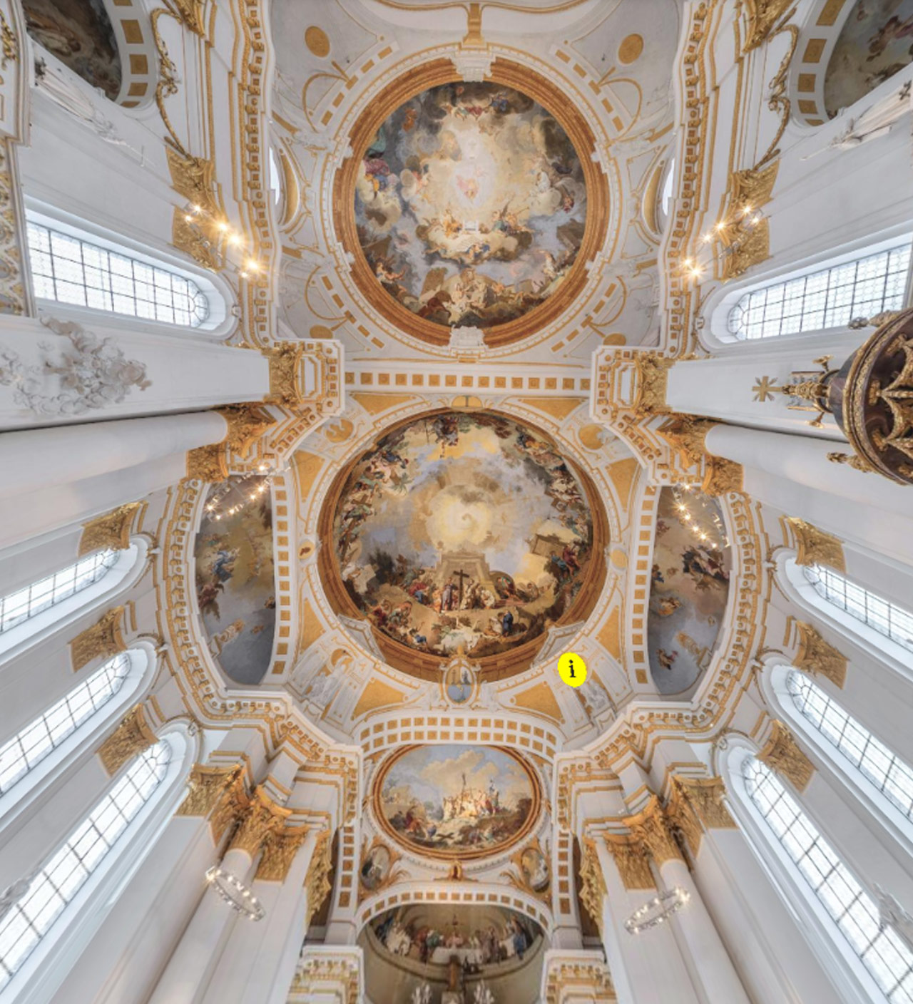 Screenshot des virtuellen Rundgangs der Basilika St. Martin in Wiblingen: Blick zur Kuppel. Ein gelber, anklickbarer Infopunkt ist sichtbar.