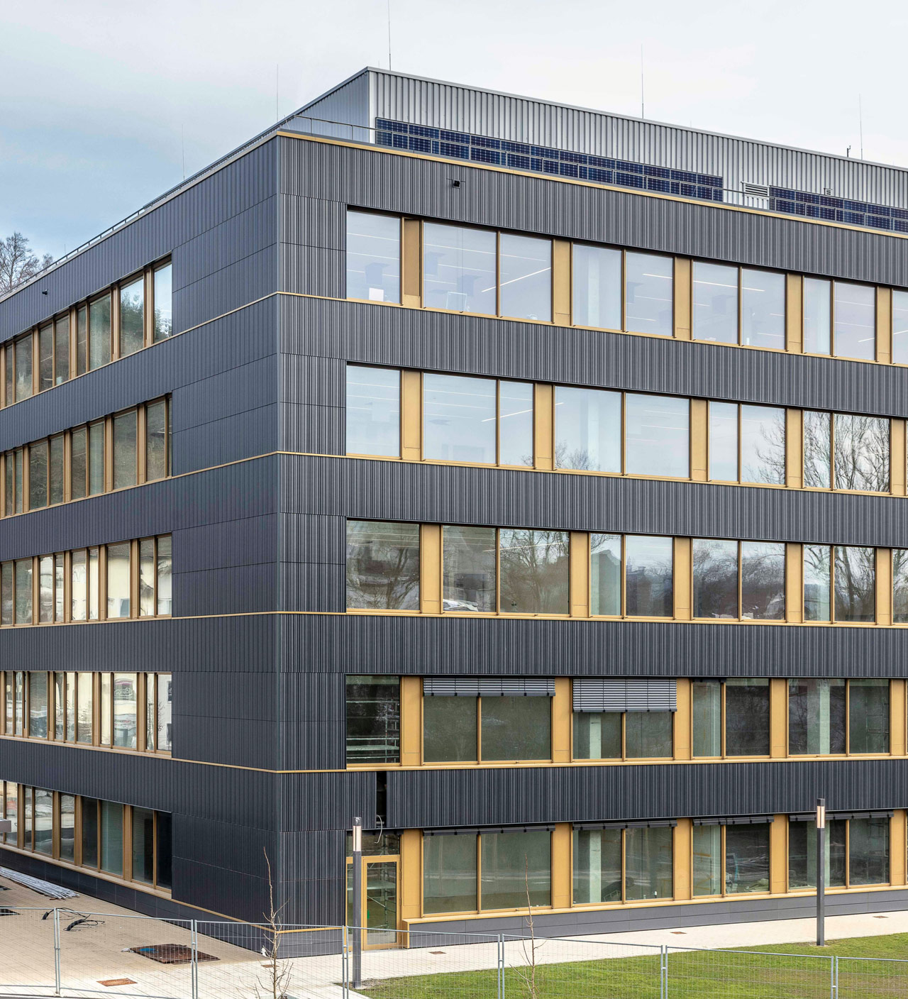 Das DHBW‑Gebäude in Heidenheim steht direkt am Ufer der Brenz und verfügt dort über großzügige begrünte Flächen.