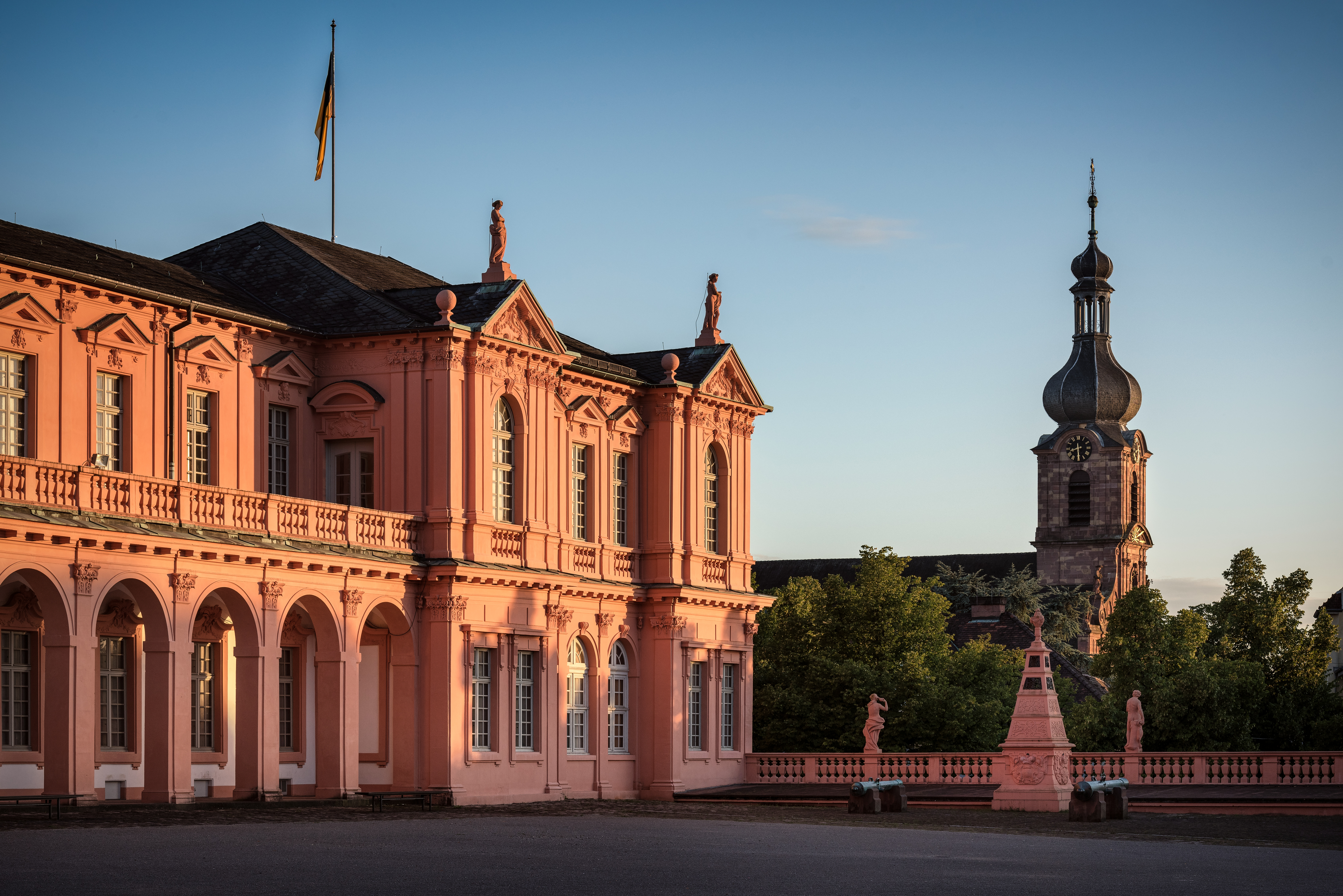 Blick auf Residenzschloss Rastatt vom Ehrenhof aus, daneben die Schlosskirche zum Heiligen Kreuz.