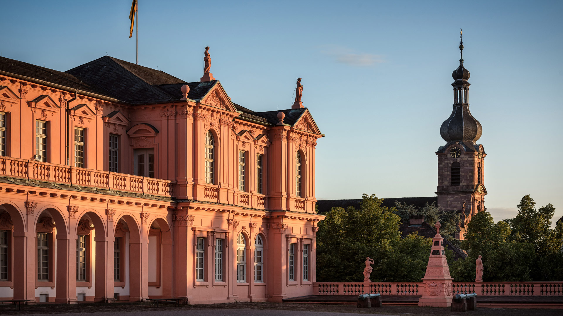 Blick auf Residenzschloss Rastatt vom Ehrenhof aus, daneben die Schlosskirche zum Heiligen Kreuz.