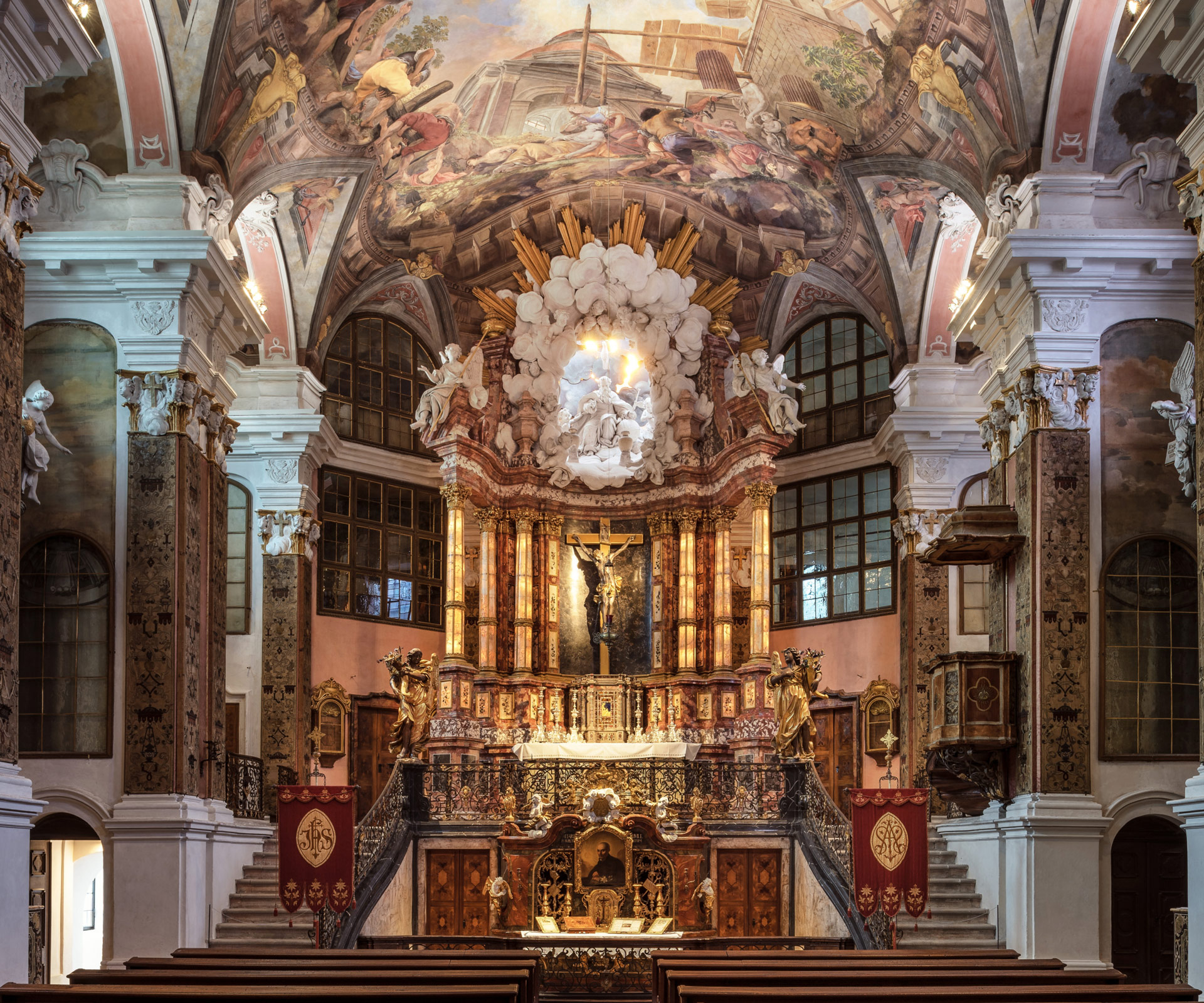 Blick zum Hochalter in der Schlosskirche Rastatt, oben die kunstvoll gestaltete Gewölbedecke.