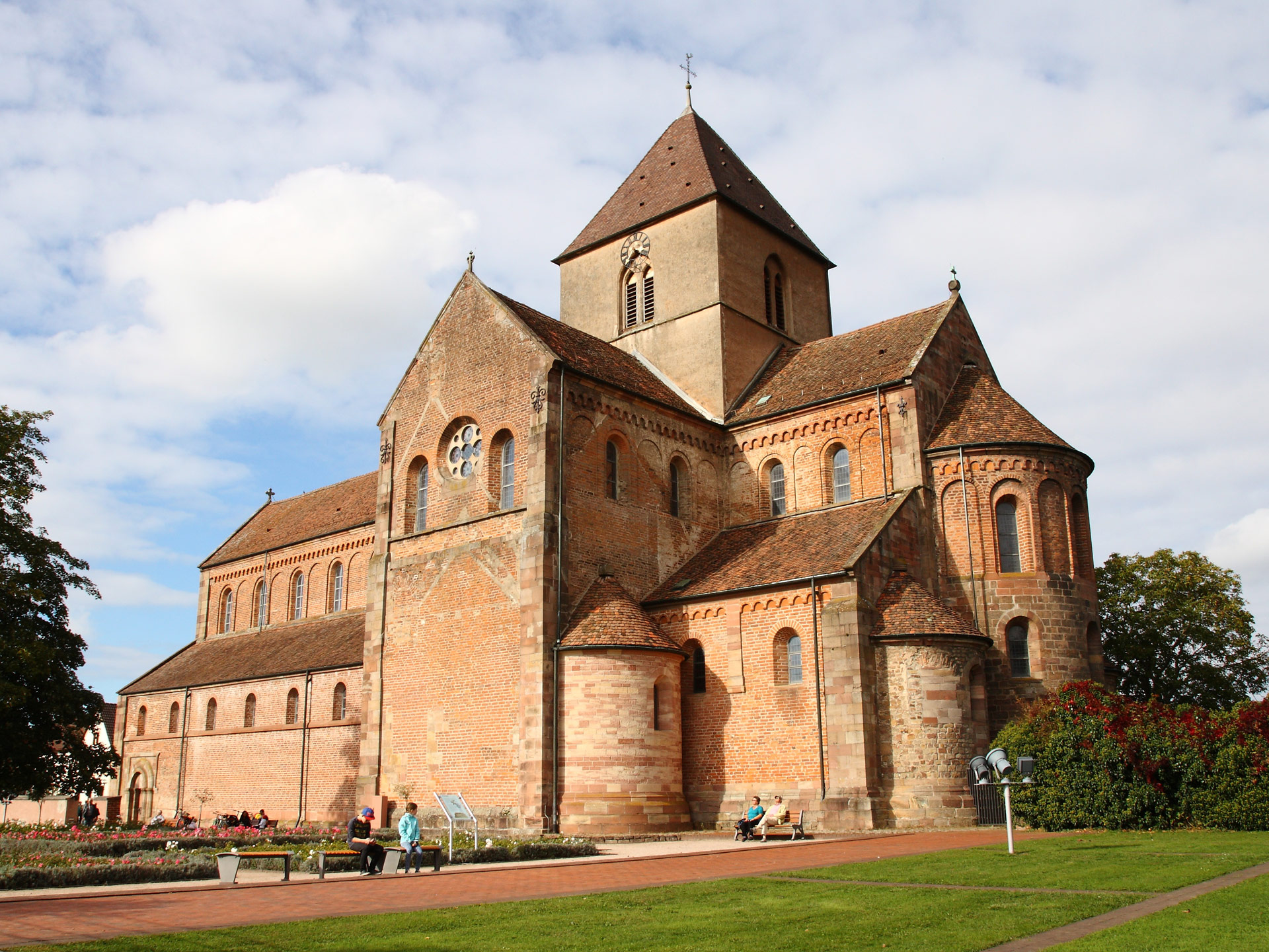 Außenansicht von St. Peter und Paul mit markantem Turm und angrenzendem Kirchenschiff. 