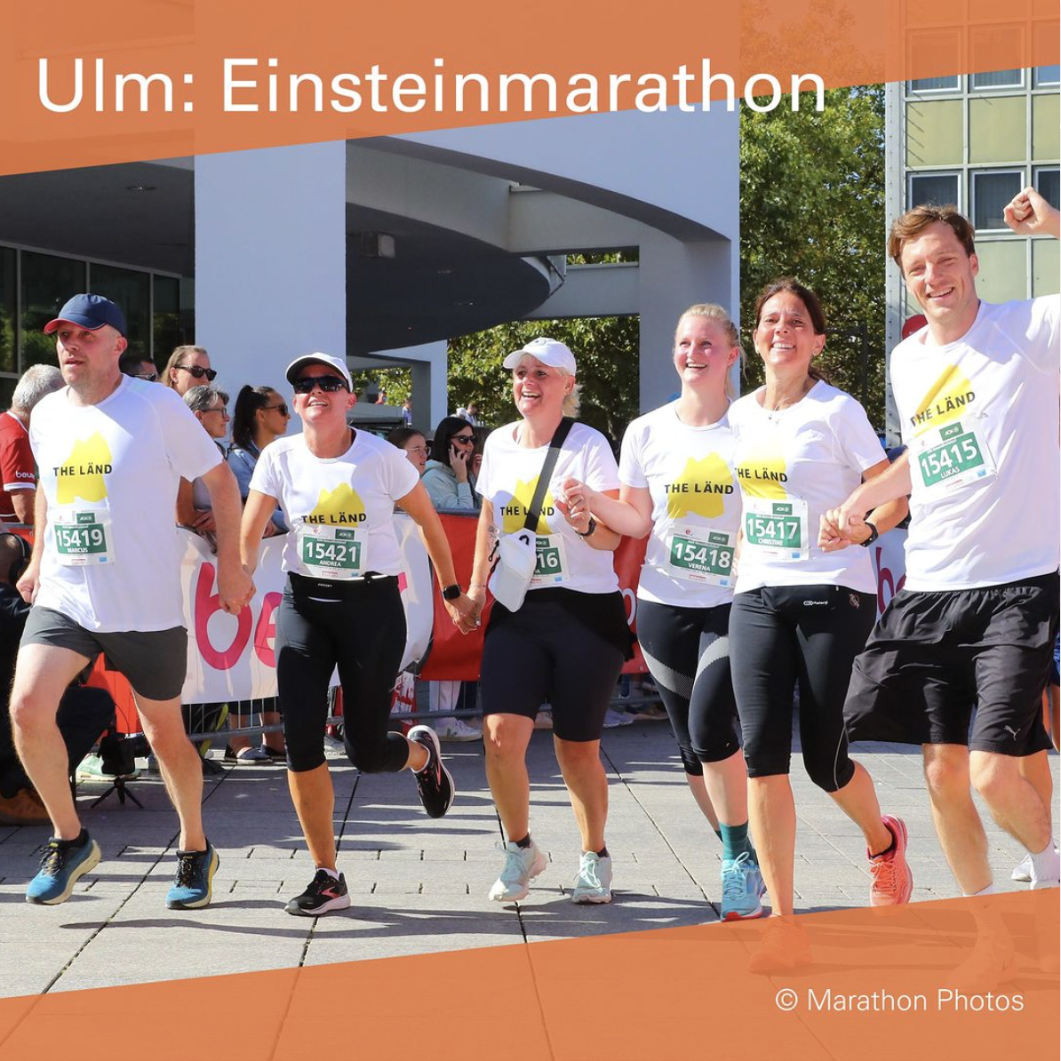 6 Läufer des Einsteinmarathons mit Team-T-Shirts, auf denen die Teilnehmernummer und „The Länd“ steht.