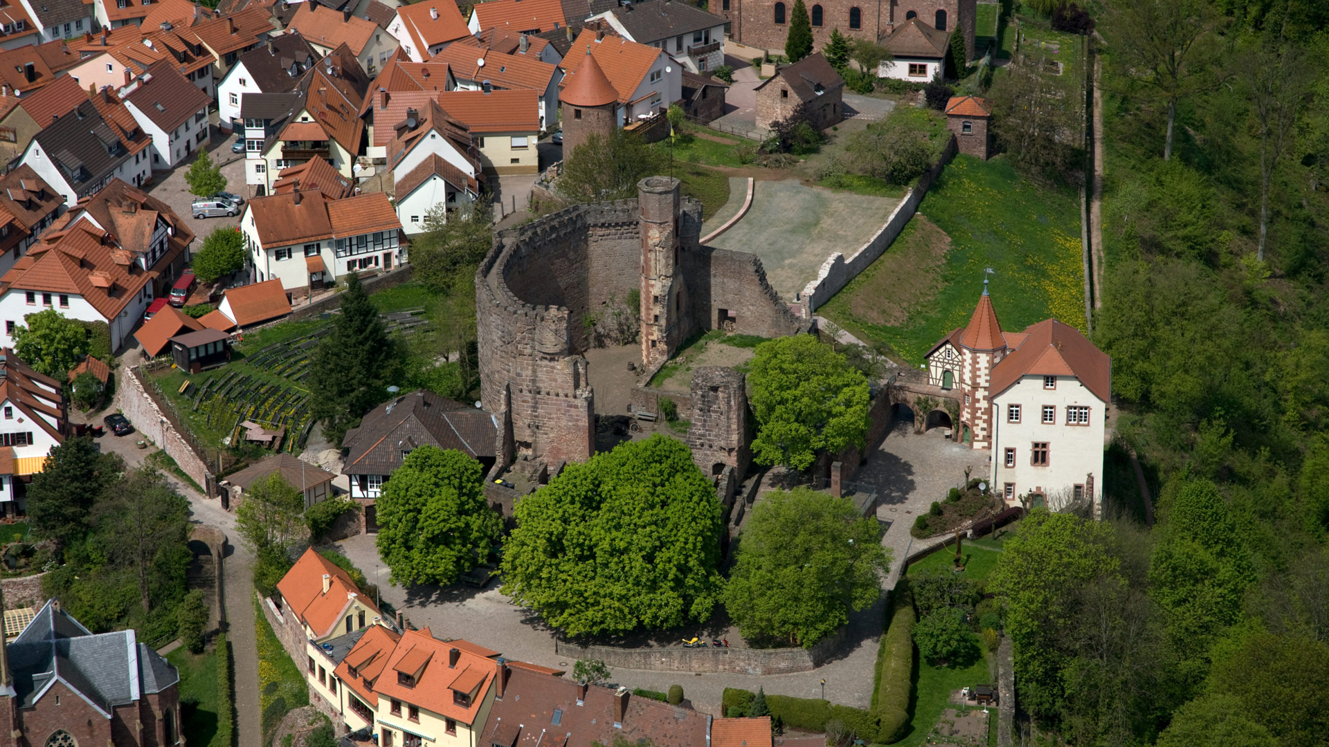 Vogelperspektive auf die Burgfeste Dilsberg samt Hauptburg, nebenliegendem Kommandantenhaus und einigen Häusern von Neckargemünd.