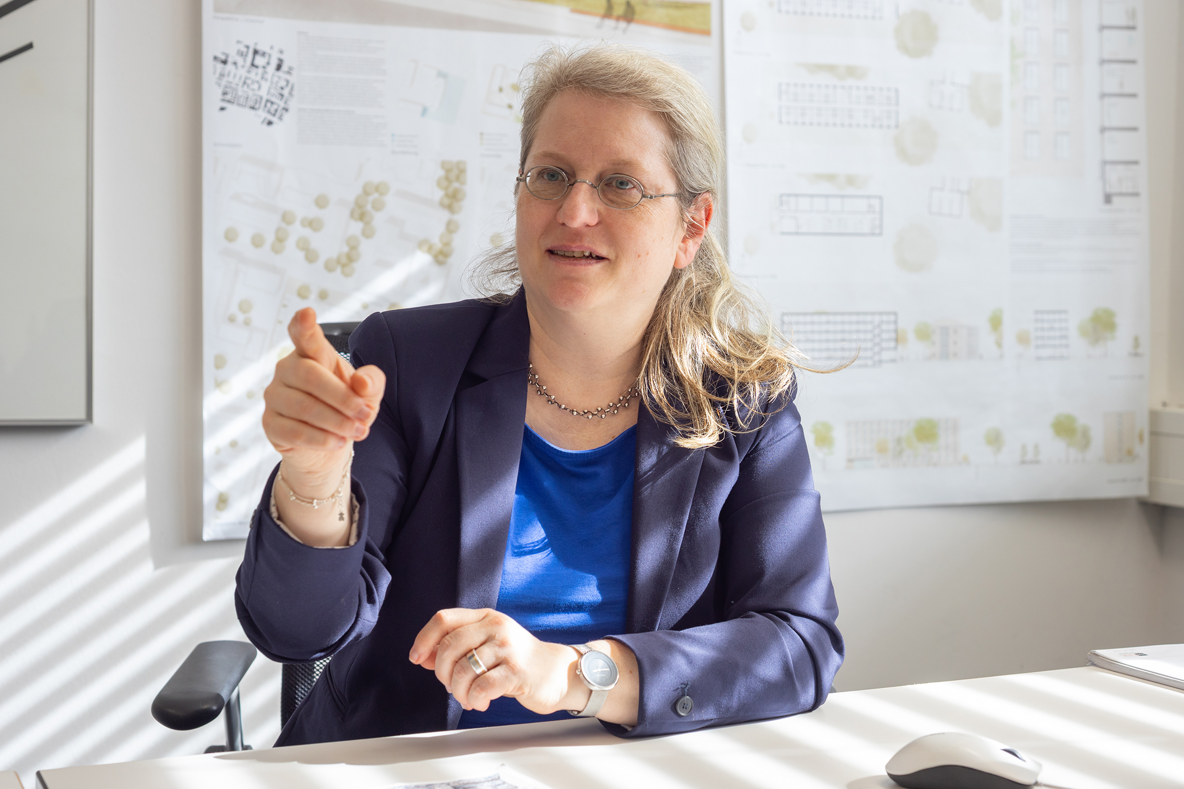 -	Katharina Birkenmeier gestikuliert während des Interviews mit erhobener Hand.