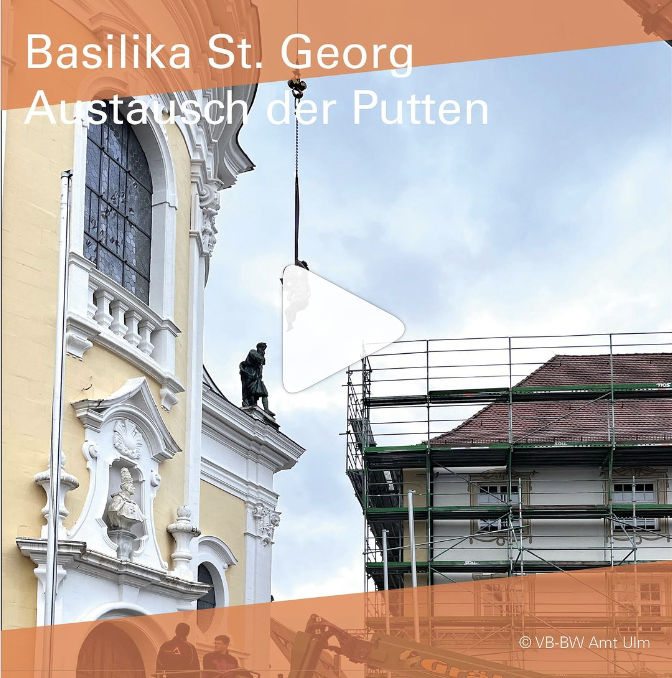 Eine Baustelle an historischen Gebäuden, eins davon ist eingerüstet.