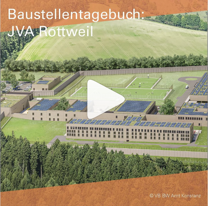 Ein Gebäudekomplex aus der Vogelperspektive: PV-Anlagen auf den Dächern, grüne Sportflächen zwischen den Gebäuden.