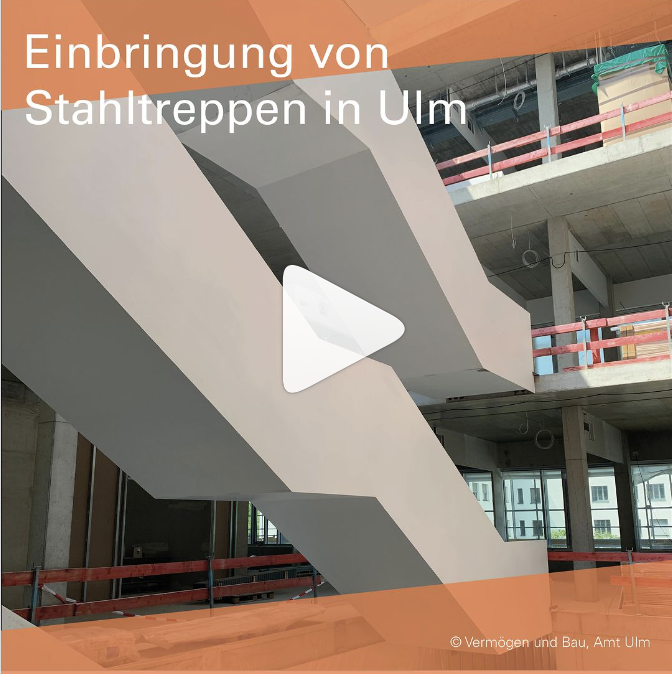 Eine Baustelle. Im Inneren des Gebäudes sind zwei futuristisch anmutende Treppen.