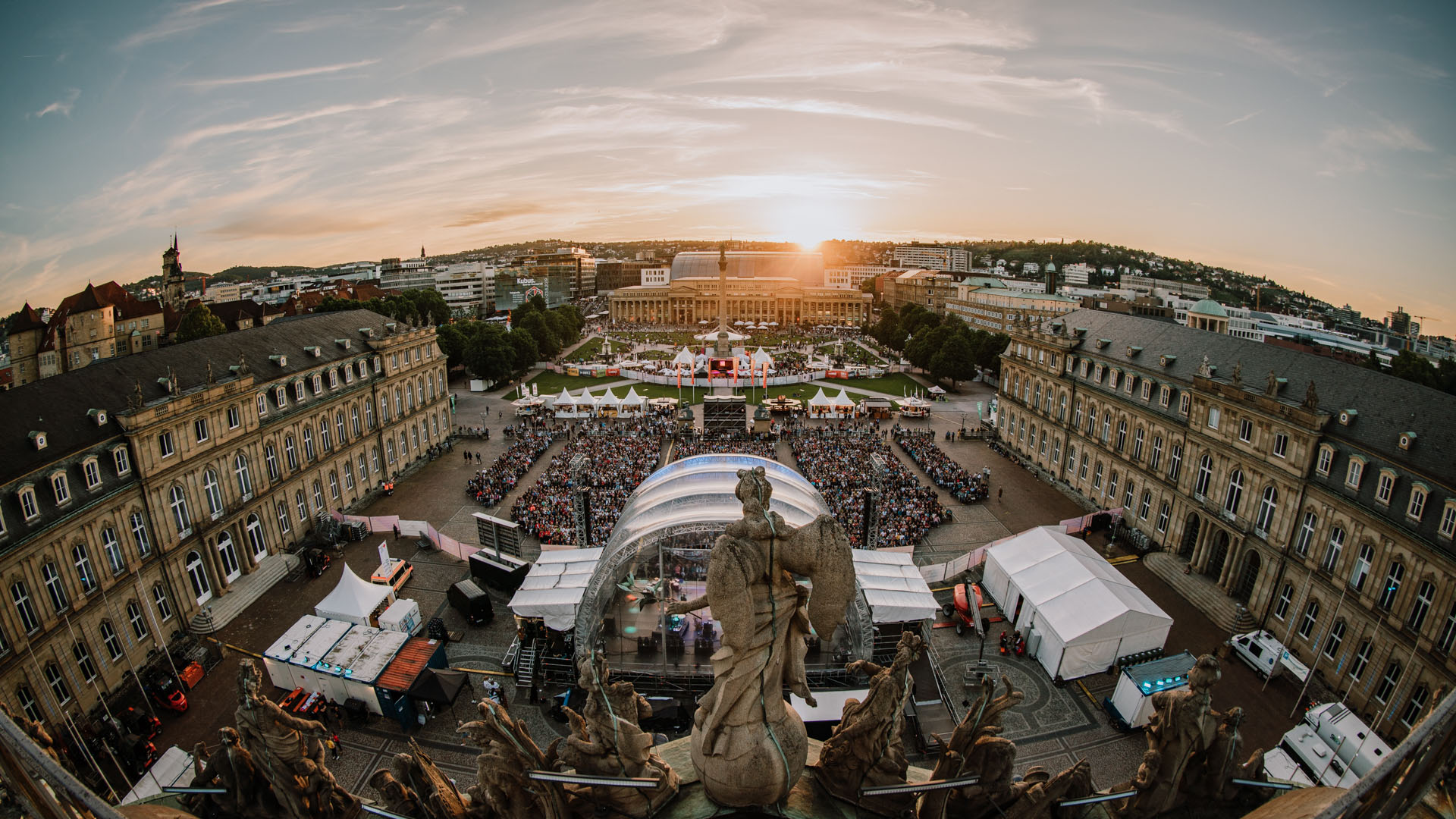 Blick vom Dach des Neuen Schlosses in Stuttgart in Richtung Schlossplatz, auf dem ein Konzert stattfindet.