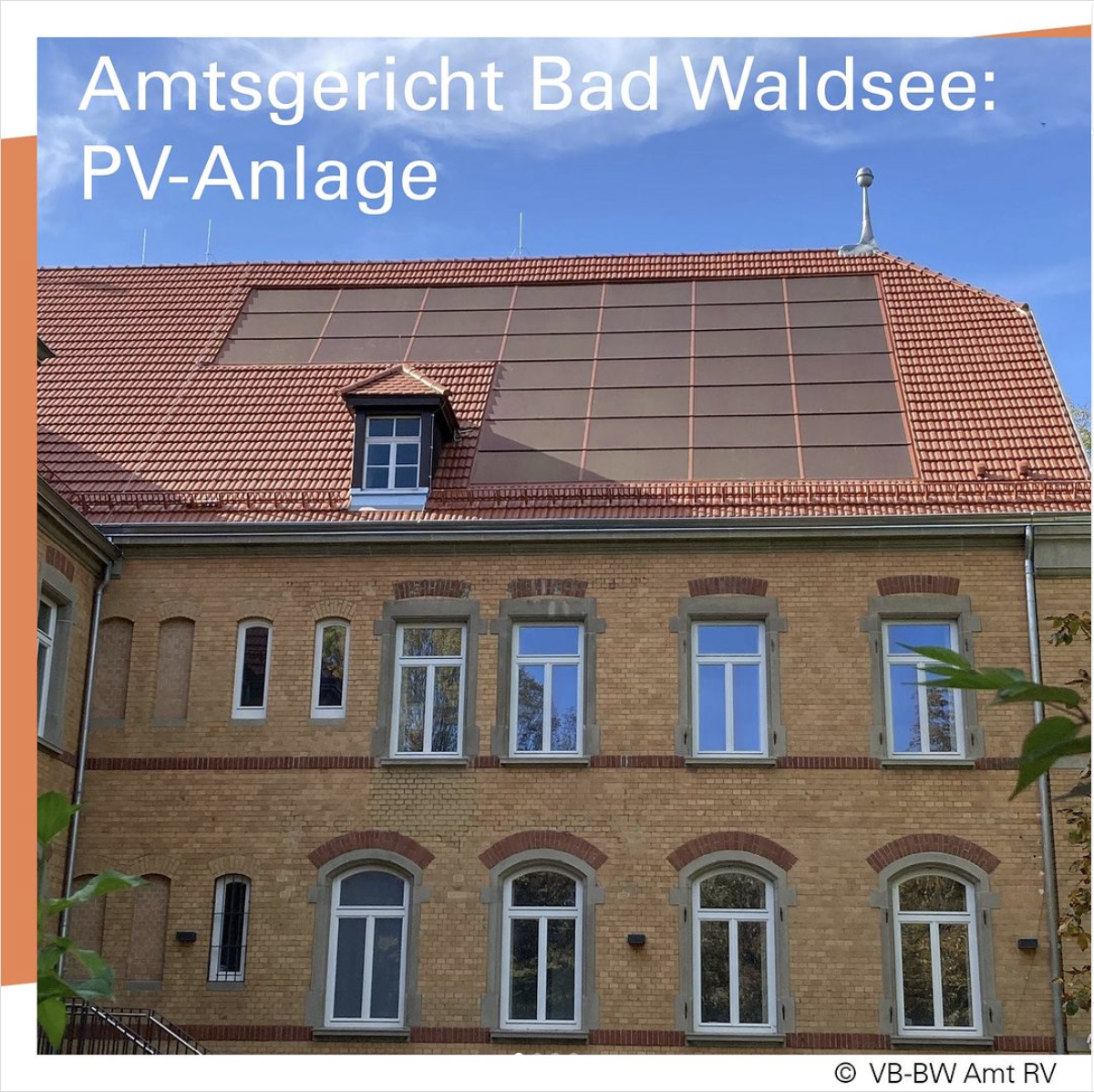 Auf einem älteren Gebäude ist eine PV-Fläche, die in die geziegelte Fläche eingelassen ist.