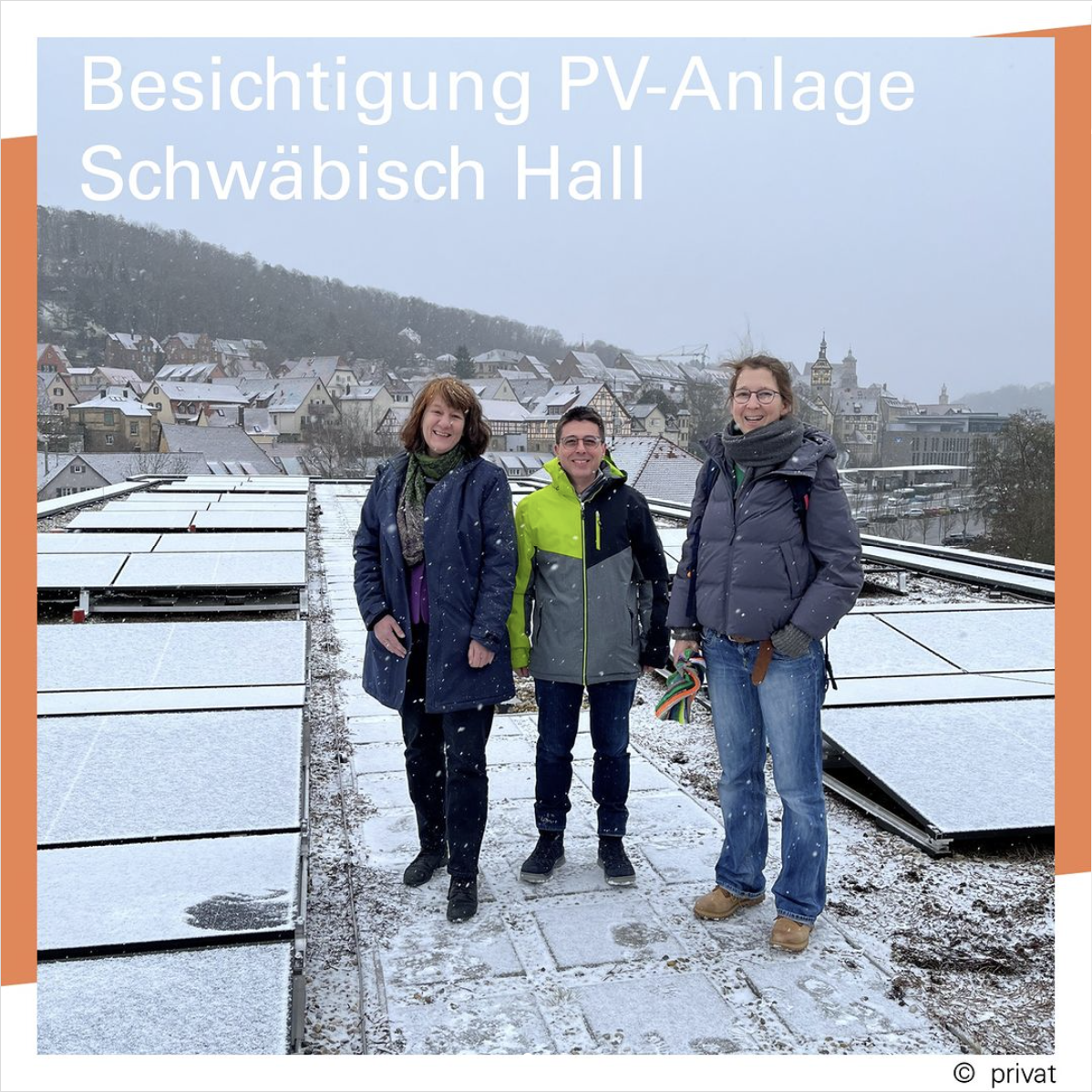 Drei Personen stehen auf einem leicht mit Schnee bedeckten Dach neben einer PV-Anlage.