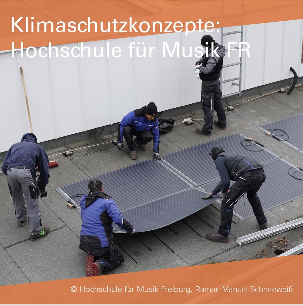 Fünf Arbeiter verlegen flexible PV-Module, die direkt auf einer Fläche aufgebracht werden.