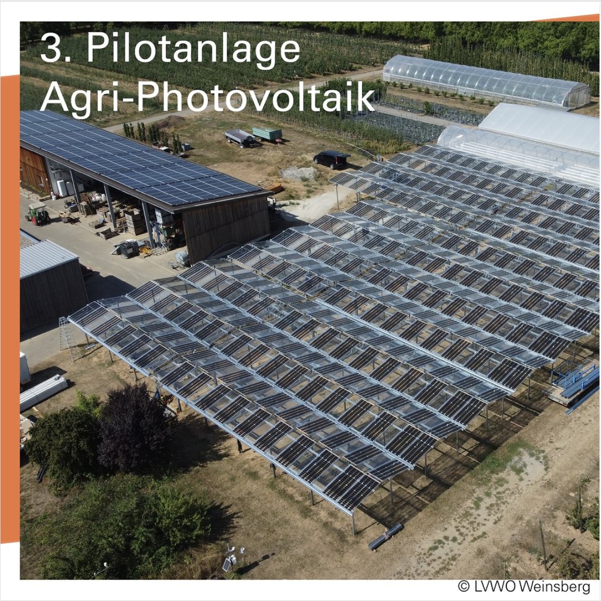 Luftaufnahme einer Agri-PV-Anlage. Auf einem nebenstehenden Gebäude sind ebenfalls PV-Module.
