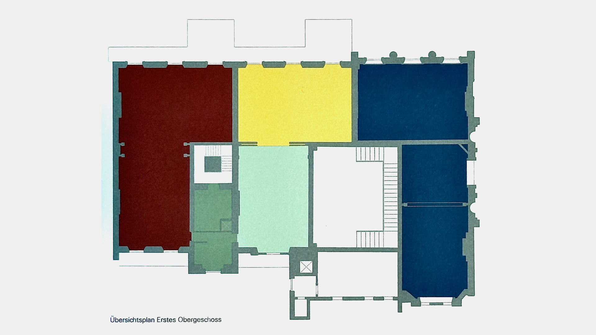 Ein Plan des ersten Obergeschosses zeigt die Farben, in denen die Räume jeweils gestaltet sind: rot, gelb, blau, grün.