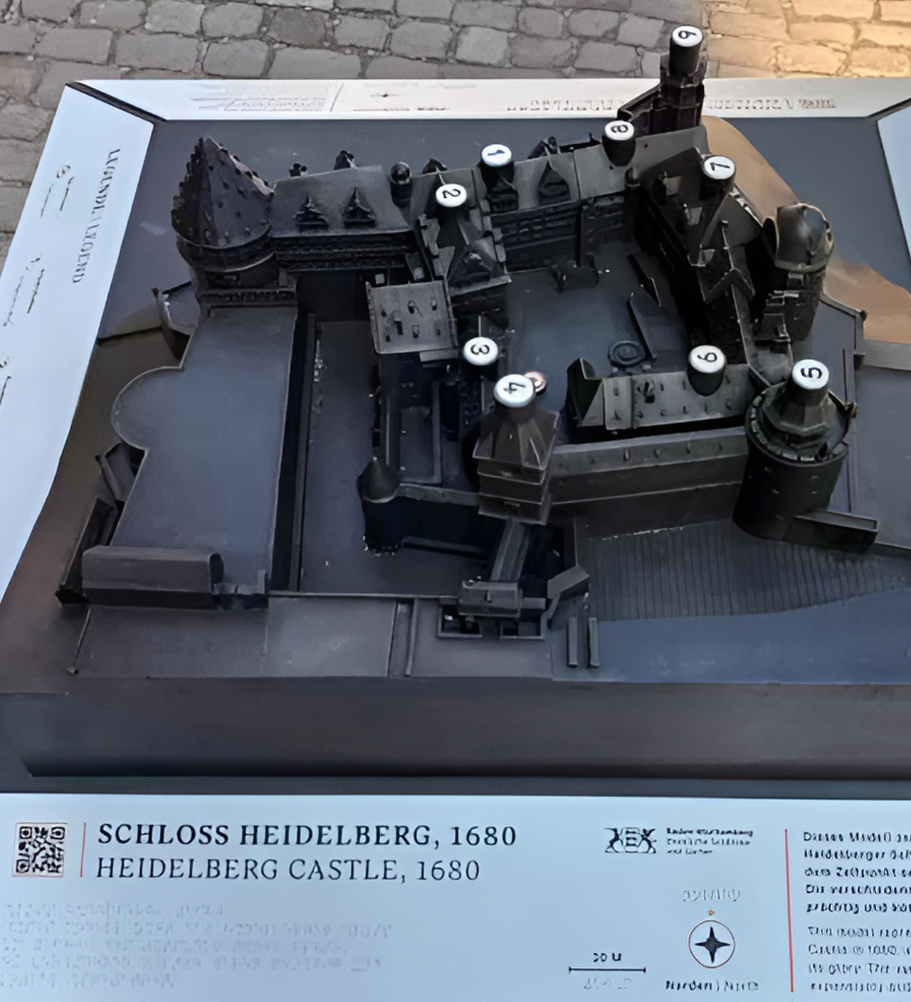 Das Tastmodell des Schlosses Heidelberg hat einen Metallrahmen, auf dem sich Informationen befinden, auch in Brailleschrift.