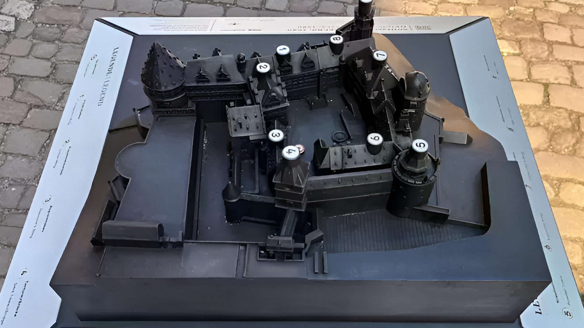 Das Tastmodell des Schlosses Heidelberg hat einen Metallrahmen, auf dem sich Informationen befinden, auch in Brailleschrift.